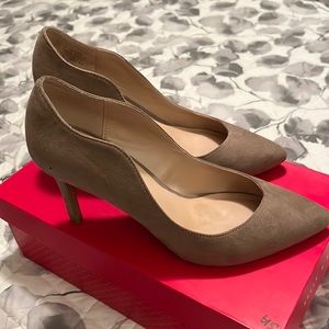 Kelly & Katie taupe pumps - size 8